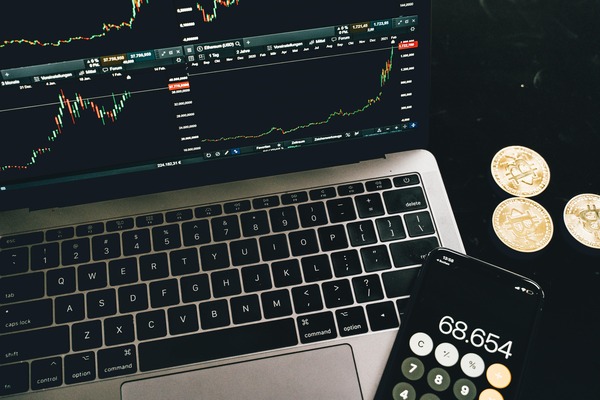 Laptop with coins and a calculator